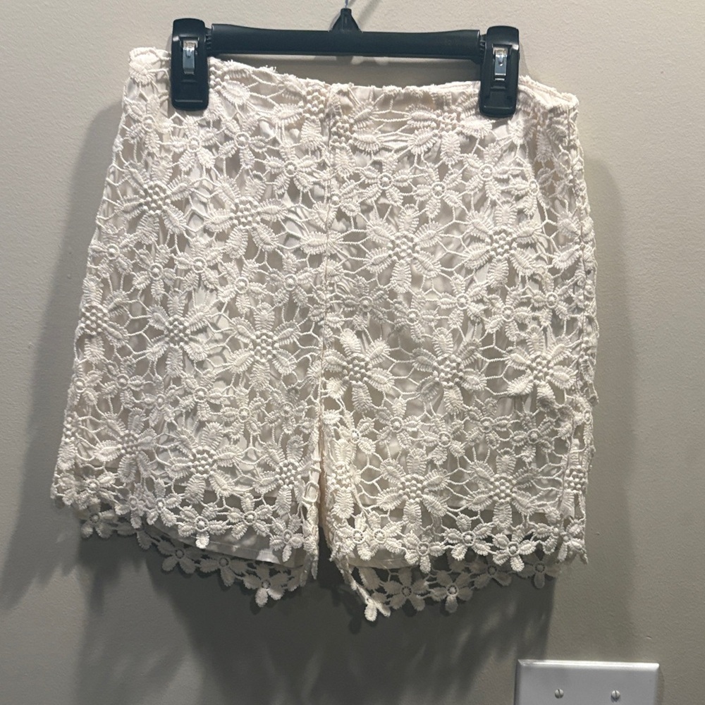 🔥2/$10 3/$12 Hollister Elegant white Lace junior Shorts - Picture 2 of 4